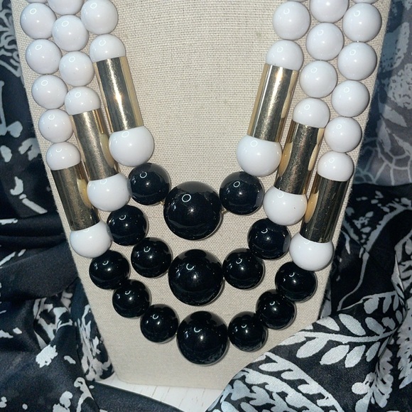 Charming Charlie 3 strand acrylic gradient beads black/white/goldtone - Picture 3 of 6